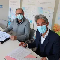 Signature le 5 novembre 2020 à Nîmes avec Mikael Bresson, Président et fondateur de Phytocontrol Group et Christophe André, fondateur de Zest HACCP. ©