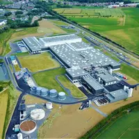 S'étendant sur 32 000 m2 la nouvelle usine emploie 130 salariés. © Refresco