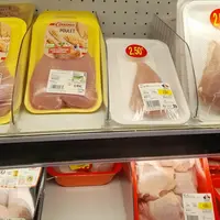 Dans un rayon Casino (2e semaine de mars 2023) 2 filets d'élevage conventionnel Casino étiquetés Bien-être-animal côtoie des premiers prix sans marque