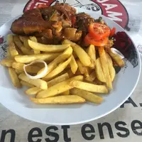 Plat de poulet frites dans un restaurant togolais, inspiré d'une cuisine étrangère, mais produit localement.