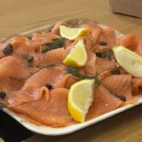 Saumon fumé issu des fermes aquacoles