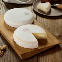 Le reblochon est fabriqué à partir de lait cru, permettant le maintien d'une compétition naturelle entre les bactéries.