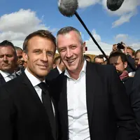 Emmanuel Macron avec Michel Biero, directeur exécutif achat et marketing de Lidl France, à Terres de Jim.
