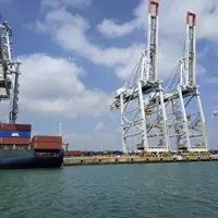 quai port international avec conteneur