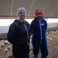 Nicole Tourne, éleveuse de poulets ECC pour Duc dans l'Yonne, avec Stéphane Poirier, responsable Qualité Amont de Duc.
