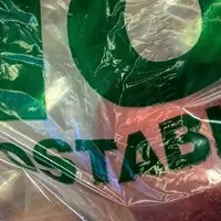Sac compostable sur pommes biologiques.