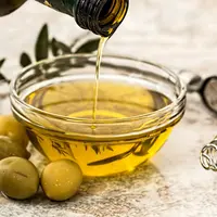 huile d'olive versée dans un bol