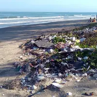 Pollution d'une plage par des plastiques