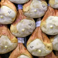 Le prosciutto di San Daniele est l'appellation d'origine d'un jambon préservée via une AOP, originaire de San Daniele del Friuli, en Italie