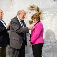 Remise de médaille du mérite à une femme