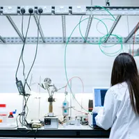 femme en laboratoire