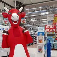 La mascotte de la Vache qui rit à l'occasion d'une opération organisée au sein du Carrefour Ilzach en avril 2022.