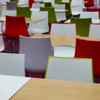 chaises et tables dans une cantine