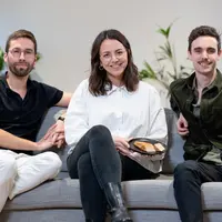 Les 3 cofondateurs, de gauche à droite : Martin Habfast, cofondateur et growth director, Clemence Pedraza late founder et chief impact officer et Tris
