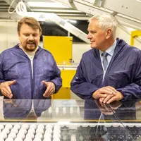 Wouter Bruins, fondateur d’In Ovo et Kris Peeters, vice-président de la BEI