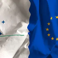 drapeaux de l'ue et du mercosur cote a cote