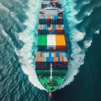 En mer, un bateau porte conteneur vu de haut, le drapeau irlandais sur les conteneurs