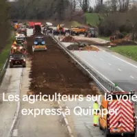 A Quimper, 40 bennes de terre ont été déversées sur la voie express, rendant la circulation impossible. Les transporteurs sont bloqués.