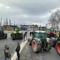Des jeunes agriculteurs bloquent un péage d'autoroute dans le Tarn et Garonne.