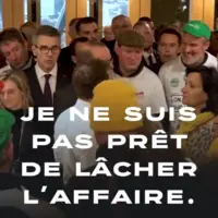 Emmanuel Macron, lors de sa visite du salon, discutant avec différents syndicalistes agricoles