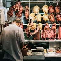 homme devant étal de viande en chine