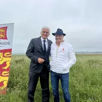 A droite, Hervé Morin, président de la Région Normandie, à gauche, notamment Gino Catena, Président du Syndicat de la Volaille et du Gibier du Min de