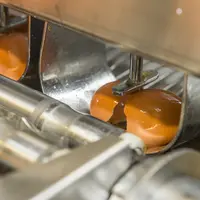 oeuf cassé par une machine industrielle