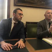 Julien Dive, député LR de l'Aisne et Dominique Potier, député socialiste de Meurthe-et-Moselle, à la réunion transpartisane sur les mesures miroirs
