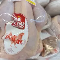 poule au rayon volaille en supermarché