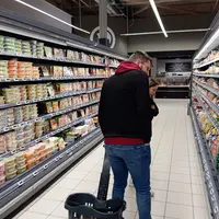 personne qui font les courses au supermarché