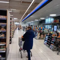 femme qui fait des courses avec un chariot au supermarché
