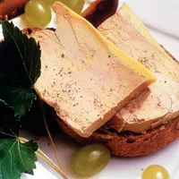 Vigneronne de foie gras et grains de raisin. Gastronomie française.