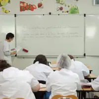 lycéens en blouse apprenent la cuisine