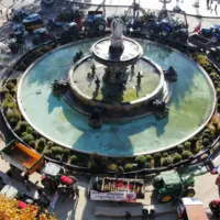 tracteurs bloquant un rond point lors d'une manifestation agricole