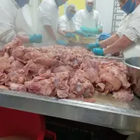 travaille en usine de charcuterie