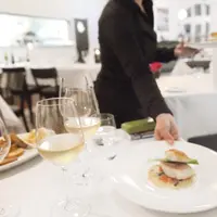 service d'un plat de poisson au restaurant