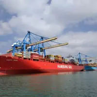 bateau porte conteneur à quai