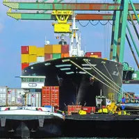 Chargement d'un porte-conteneurs. Transport maritime.
