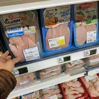 Acte d'achat de poulet en barquette en magasin
