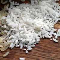 du riz blanc sur une table