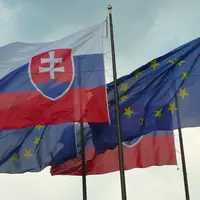 Drapeaux slovaques aux côtés des drapeaux européens devant le Conseil national de la République slovaque