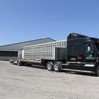 camion américain devant un élevage des États-Unis