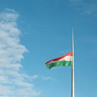 drapeau hongrois qui flotte au vent sur fond de ciel