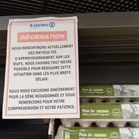 affichette d'infomation en supermarché au rayon des oeufs