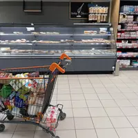 caddie rempli de courses au supermarché