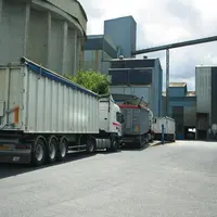 File d'attente de camions dans une usine d'aliment du bétail.