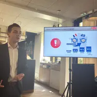 conférence de presse avec Caillère directeur commercial de la marque le Gaulois Professionnel