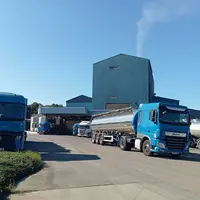 camions de collecte de lait devant une laiterie