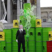 manifestation devant des bidons verts toxiques