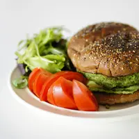 burger vegetal, tomate, salade